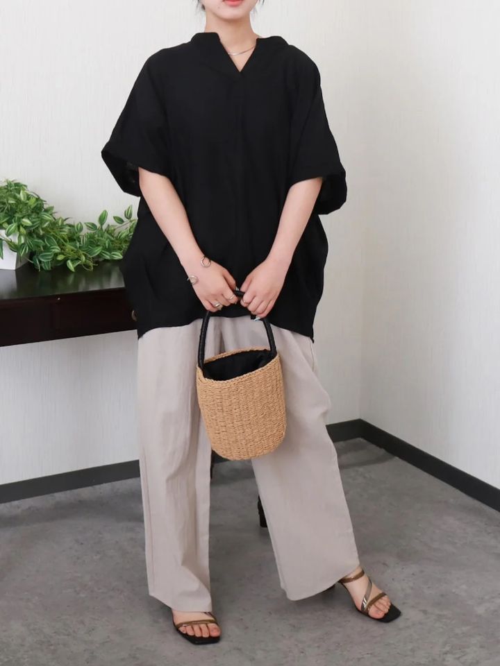顔まわりをすっきり見せる「浅めなVネック」