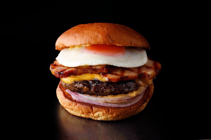 「新東京月見バーガー 黒毛和牛パティ」の断面