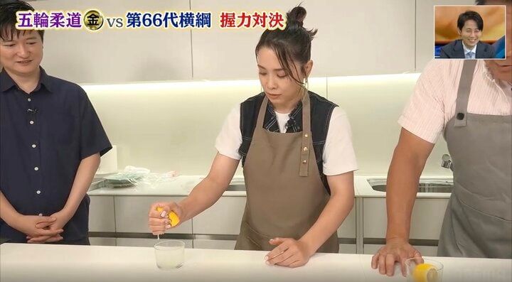 レモン汁を絞る出口クリスタ