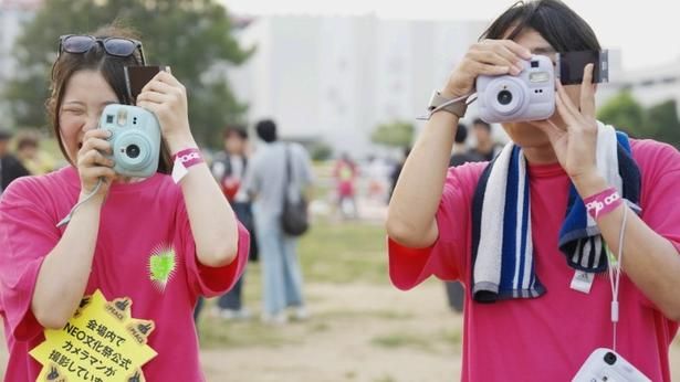 【写真】フォトブースの運営をする高校生たち