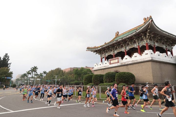台北マラソンを走るランナー集団