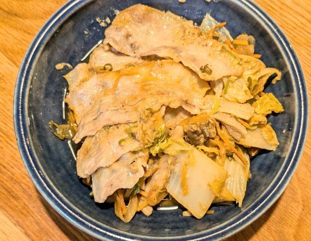レンジ調理後の国産豚バラ肉と5種キノコの胡麻ジュレ