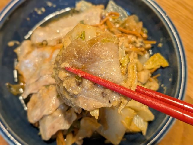 箸でつまむ国産豚バラ肉と5種キノコの胡麻ジュレ