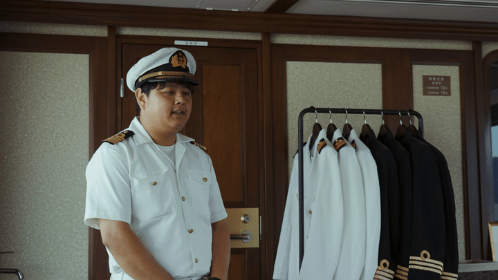 白い制帽姿の乗組員