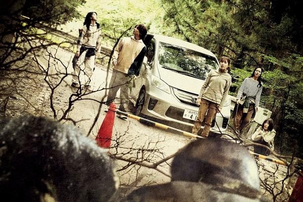 過去にトラウマを抱えた主人公は高校時代の仲間たちといわく付きのキャンプへ [c]2026 松竹ブロードキャスティング