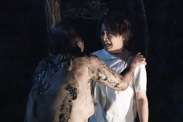 全裸で処刑された村人が夜中に悪霊となり訪れた人間を襲う [c]2026 松竹ブロードキャスティング