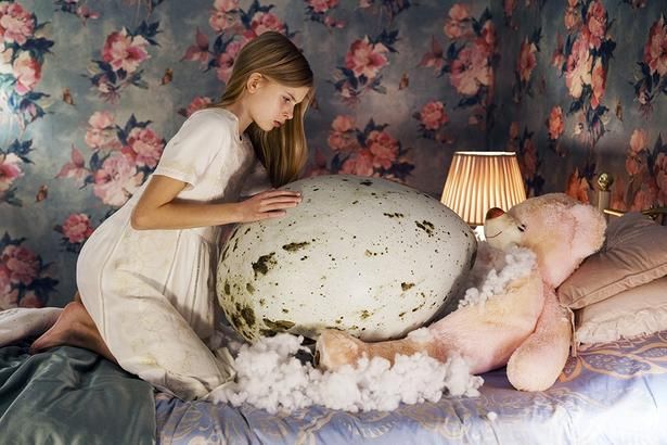 厳格な家庭で育った少女が拾った鳥の卵からクリーチャーを孵す『ハッチング―孵化―』 [c]Everett Collection/AFLO