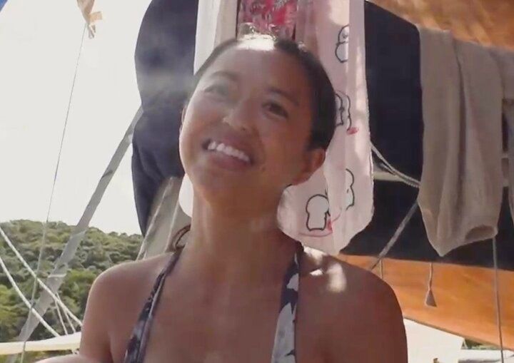 【写真・画像】“船上生活一家”の美人ママ（30）、家計を支える仕事内容を公開「子供を1ヶ月間預かり…」 1枚目
