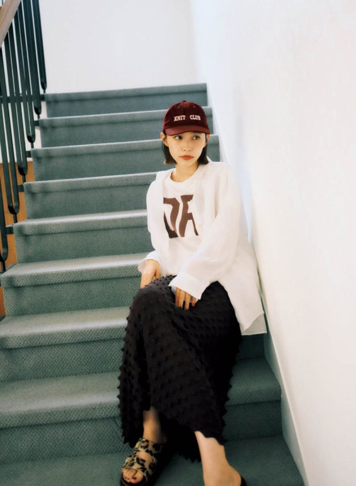※シャツは着まわし Tシャツ¥6,600（スピック＆スパン／スピック＆スパン ルミネ有楽町店） スカート¥38,500（オープン セサミ クラブ） キャップ¥13,000（フェイブル アンド フェイラー／オフィス コイズミ） サンダル¥16,500（ジェニュインズ／ボードライダーズジャパン）