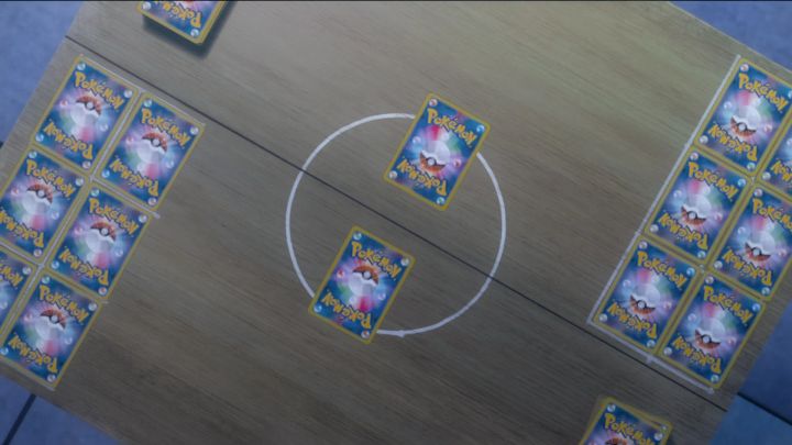 『ポケモン：ワイルドカード』特報に登場するポケモンカードゲームの盤面