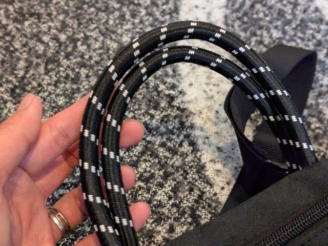 マーモットショルダーバッグのラウンドコード持ち手のアップ