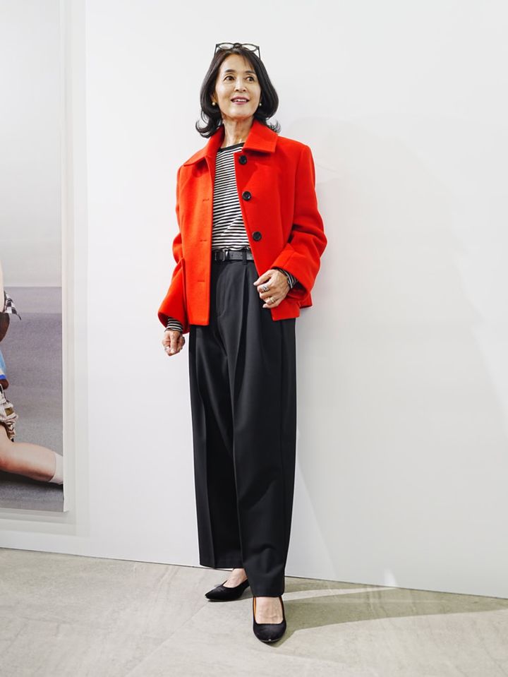 ショートコート /CL レッド¥5,990、ソフトシアーボーダークルーネックT/PF オフホワイト¥990、タックワイドパンツ／MN ブラック¥2,990 ほかはすべて私物