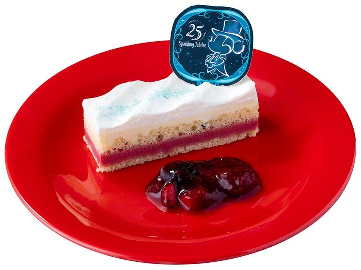 青い25周年ミッキーマウスを飾ったホワイトチョコムースとベリーガナッシュのケーキ
