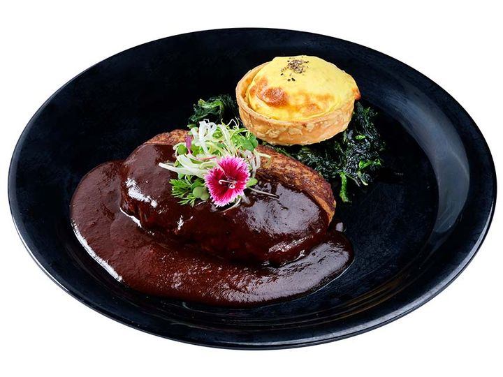みそデミグラスソースのハンバーグとエッグベネディクト風タルト