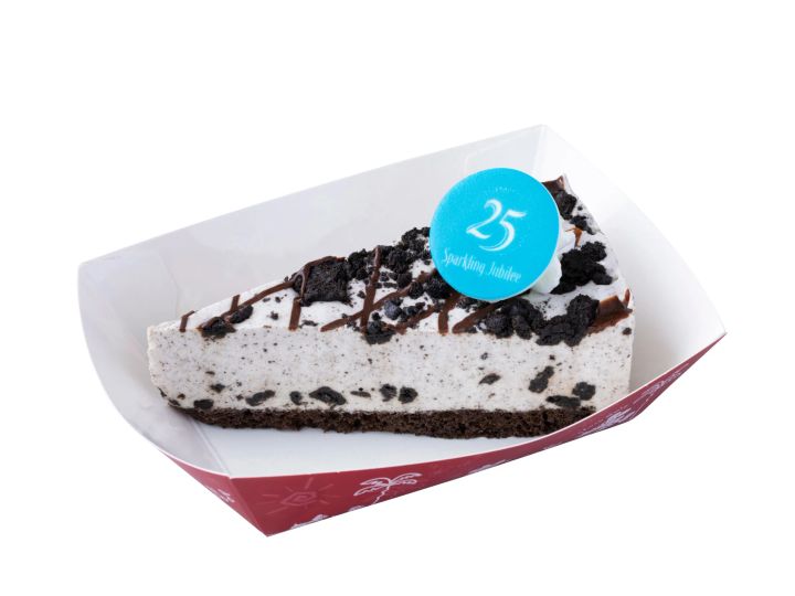 25周年の青いロゴを飾ったクッキー＆クリームムースケーキ