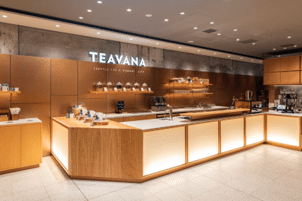 「TEAVANA」ロゴが掲げられた木目調カウンター