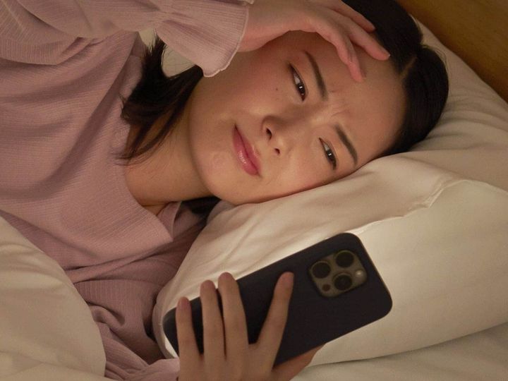 【脳科学者が解説】スマホやSNS依存が問題になり、ネット上では「ドーパミン中毒」「ドパガキ」といったスラングも見られます。しかし真の問題は「ドーパミン」ではありません。本当の原因と対処法を、脳科学の視点から解説します。（※画像：Shutterstock.com）
