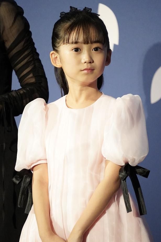 物語のカギを握る小学2年生の死者の少女、四宮夕役を演じる泉谷星奈