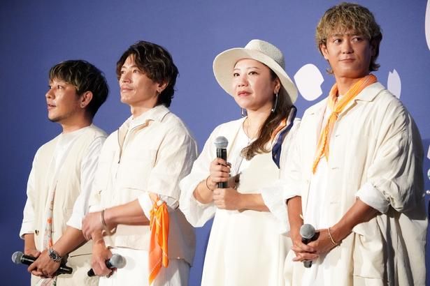 主題歌を担当したHY(新里英之、名嘉俊、許田信介、仲宗根泉)も駆けつけた