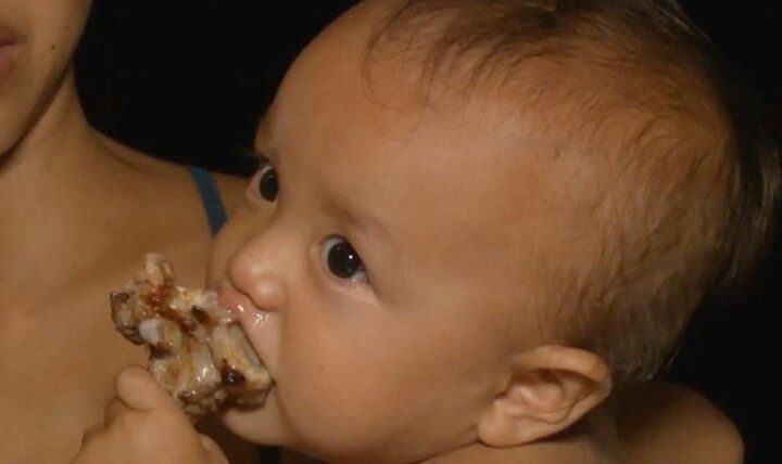 【写真・画像】生後10ヶ月の長男が猪肉にかぶりつき…奄美大島の”船上生活一家”のワイルドすぎる夕食風景に驚き 1枚目