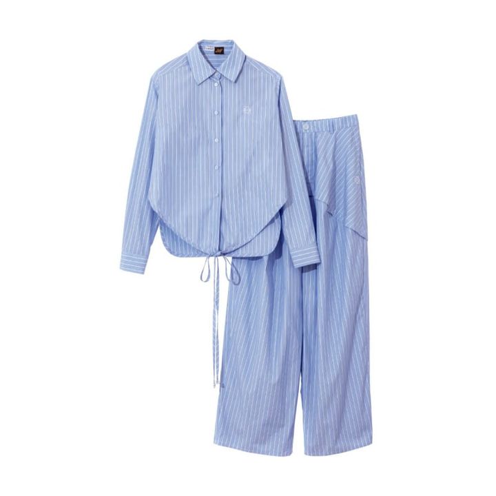 「クラッチバッグやサンダルと合わせても素敵♡」（K）シャツ¥155,100、パンツ¥200,200（ともにロエベ／ロエベ ジャパン クライアントサービス）