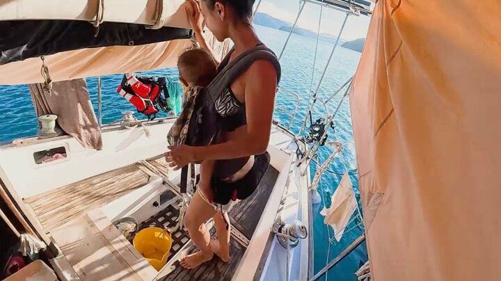 【写真・画像】0歳と4歳を育てる“奄美大島の船上生活一家”、壁をぶち抜いた“一軒家”を公開「船だとハイハイできないので」ヨットでの子育てを危惧 2枚目