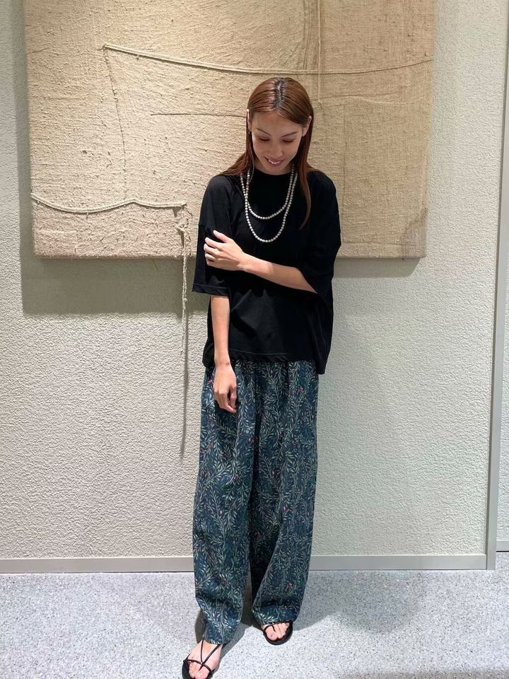 柄パンツも黒Tシャツで好バランス