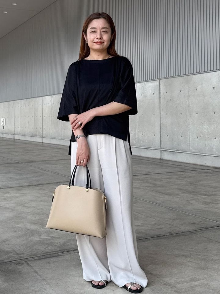 Tシャツ素材、でもデザインが大人シック！