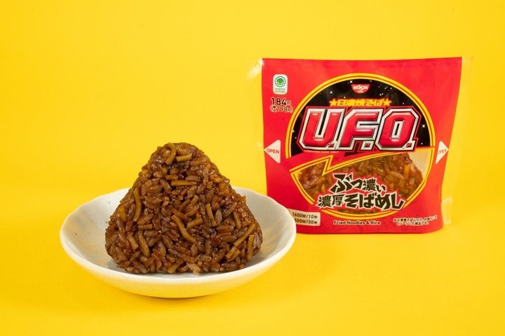 U.F.O.そばめしおにぎりとU.F.O.パッケージ