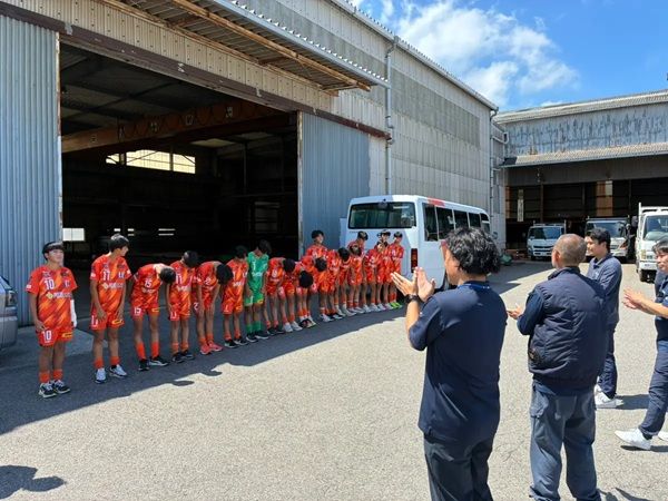 【愛媛県新居浜市】鉄鋼・建材の専門商社「小野建」が、新居浜営業所で愛媛FCのアカデミー選手と交流