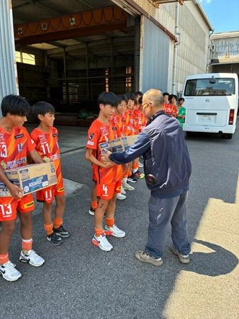 【愛媛県新居浜市】鉄鋼・建材の専門商社「小野建」が、新居浜営業所で愛媛FCのアカデミー選手と交流