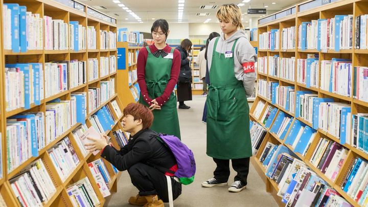 夜ドラ「税金で買った本」第6回より ©️NHK