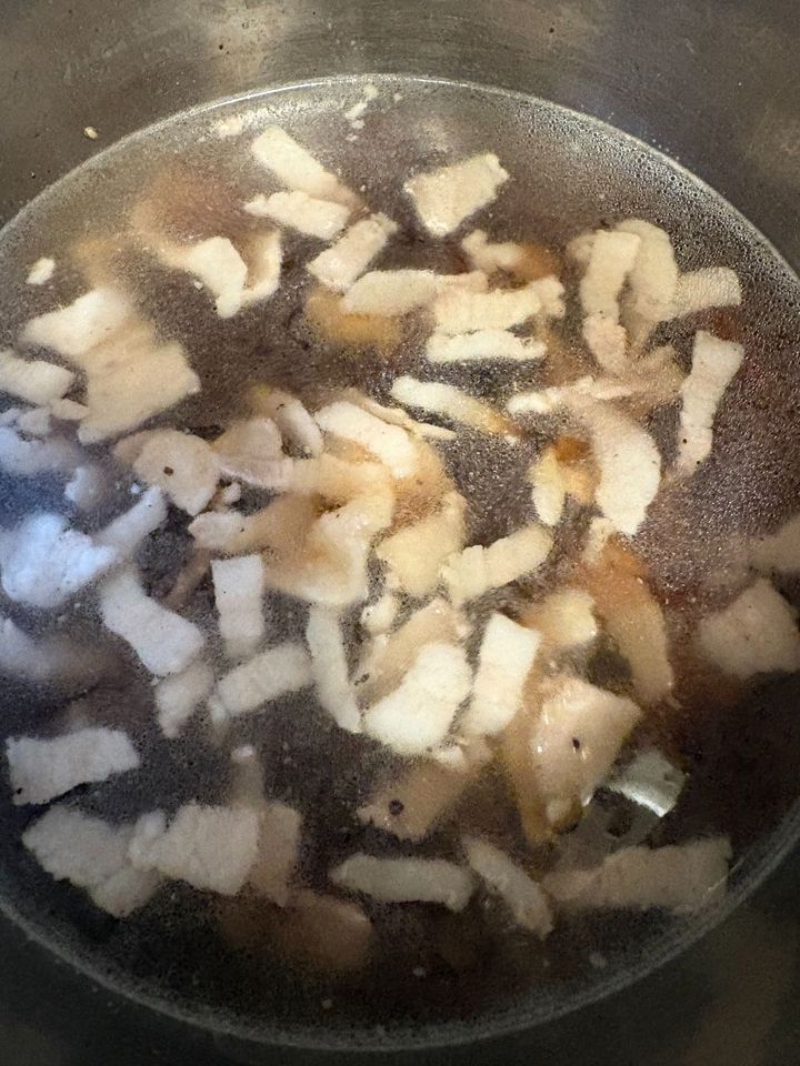 先に水を入れてから麺つゆを加えて煮立てます。