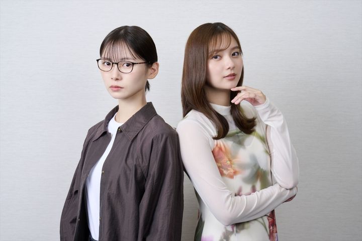 ドラマ『妻を引退します』ダブル主演（左から）朝日奈央、新川優愛 （C）「妻を引退します」製作委員会 width=