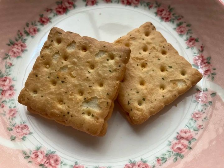 ダイソー：エヌエス チーズクリームサンドクラッカー 10個