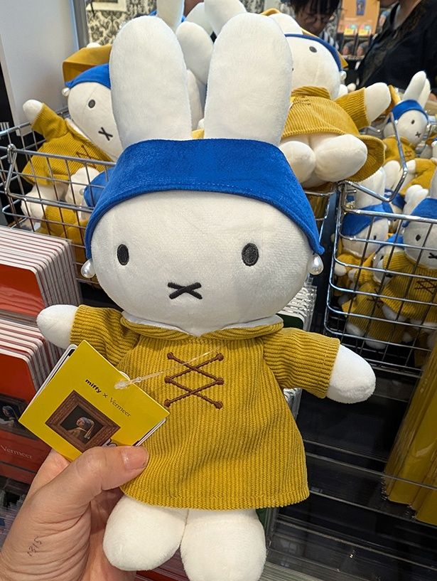「真珠の耳飾りのミッフィー ぬいぐるみ」(5500円)