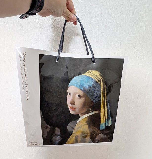 「オリジナル紙袋 少女」(330円)