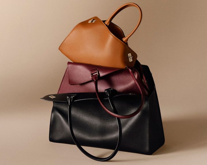 2026/08/PULE1422_LEATHERGOOD_STATIC_STILL_LIFE_TOTE_CLOSE_UP_GM_BLACK_MM_BURGUNDY_PM_CARAMEL_PRESS_24x30.jpg
