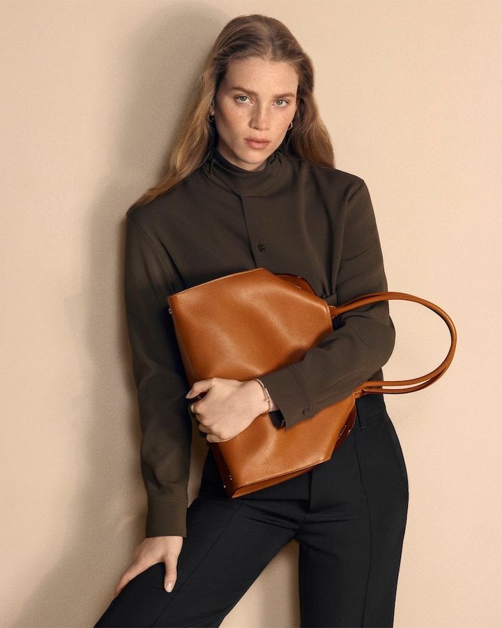 2026/08/PULE1416_LEATHERGOOD_STATIC_WORN_TOTE_MM_CARAMEL_PRESS_24x30.jpg