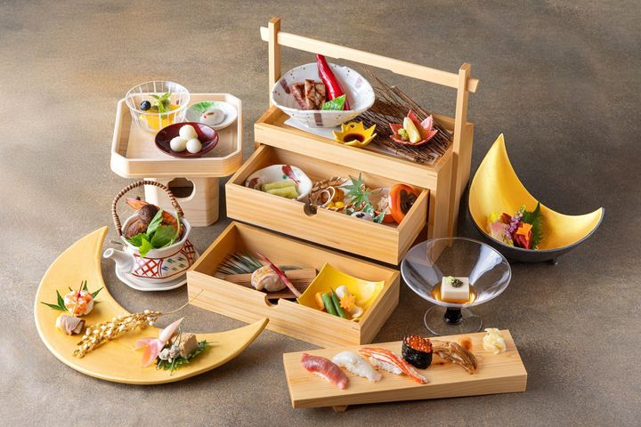 「お月見会席」の松茸土瓶蒸しや握り寿司などの料理