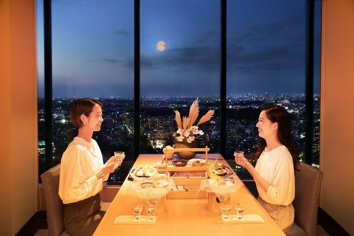 新横浜プリンスホテル「お月見会席」の窓際客席