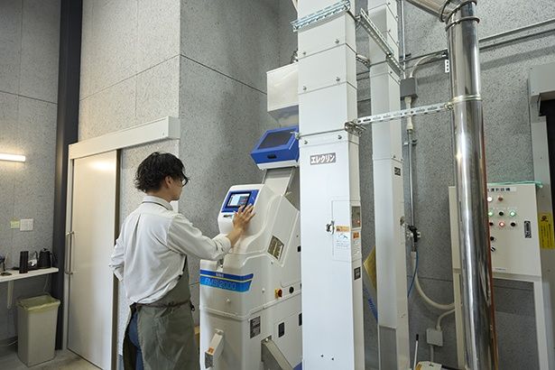 欠点豆を自動ではじく光選別機や生豆の温度管理をする低温倉庫など工場レベルの設備を備える