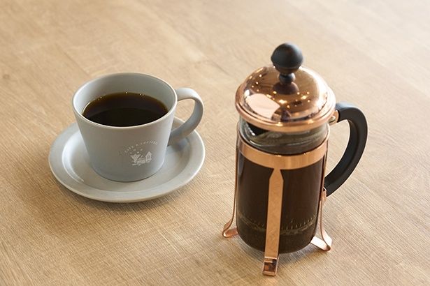 フレンチプレスで提供するスペシャルティコーヒー(650円～)。写真はグァテマラ・ベニーㇳ・ラモス農園(800円)