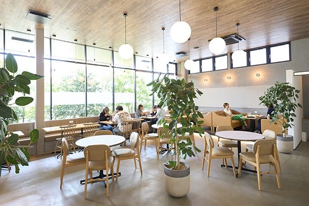 テーブル席がメインの3～4人向けのフロア。広い店内を活かして、定期的に音楽イベントも開催