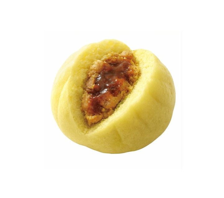 白い背景に半分に割られた黒豚まんカレーの断面