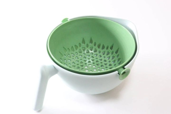 白いボウルに緑色のザルがセットされた水切りザルボウル