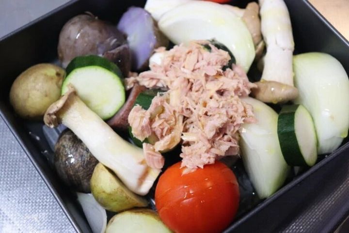 オーブントレーに野菜とツナが盛り付けられた状態