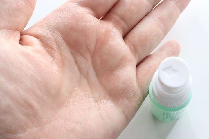 手のひらにドライシャンプーをスプレーした液体の様子