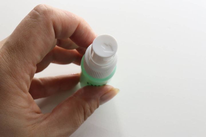 ドライシャンプーのプッシュ部分にある矢印マーク