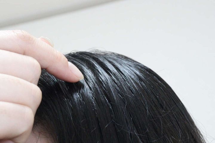 ドライシャンプーをスプレー後、指で髪を揉み込んでいる様子